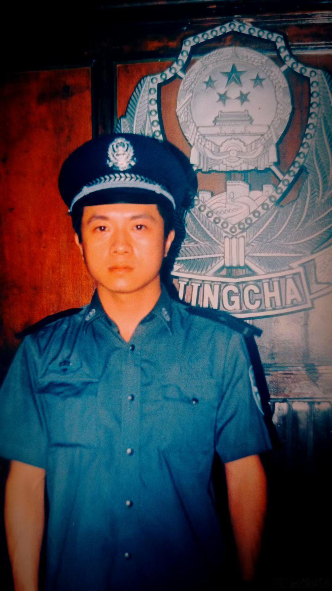 生活手记心情日记警察警察节 〖 警察節 〗警徽赴使命熱血護山河在年少輕狂時學法知