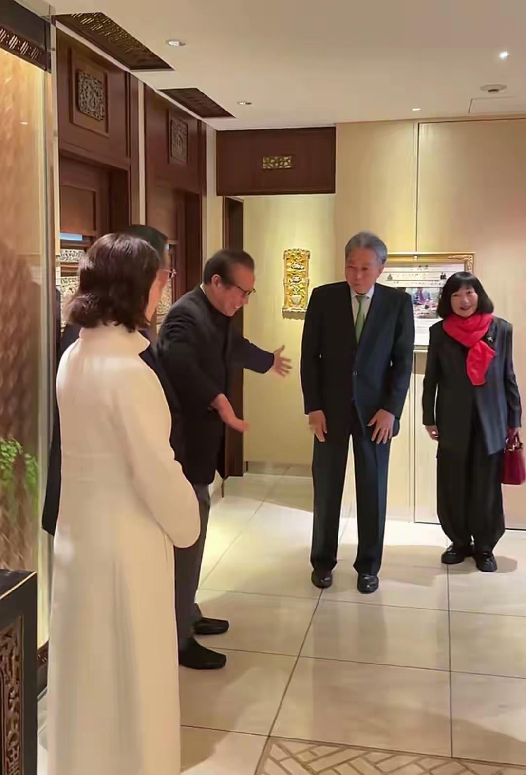 杨振宁先生遗孀翁帆在日本拜会日本前首相鸠山由纪夫，老友叙旧情暖人心。

2026