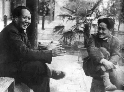 有谁知道，照片中的父子二人，当时是在讨论个什么问题，或者主席是在讲个什么故事，让
