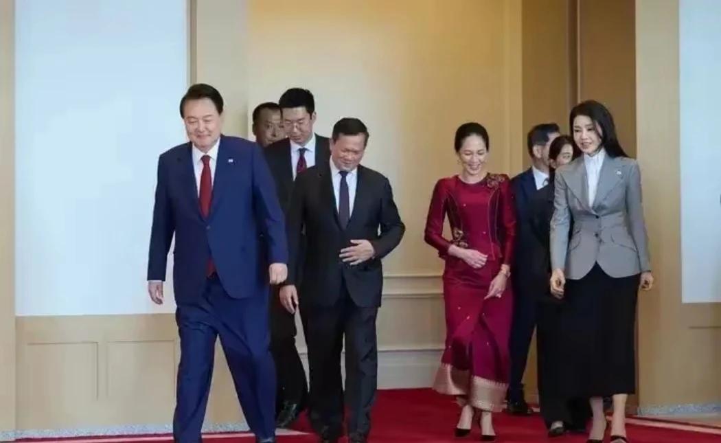 5月16日，柬埔寨首相洪玛奈携夫人碧占莫妮访问韩国，在欢迎仪式上，5个多月未露面