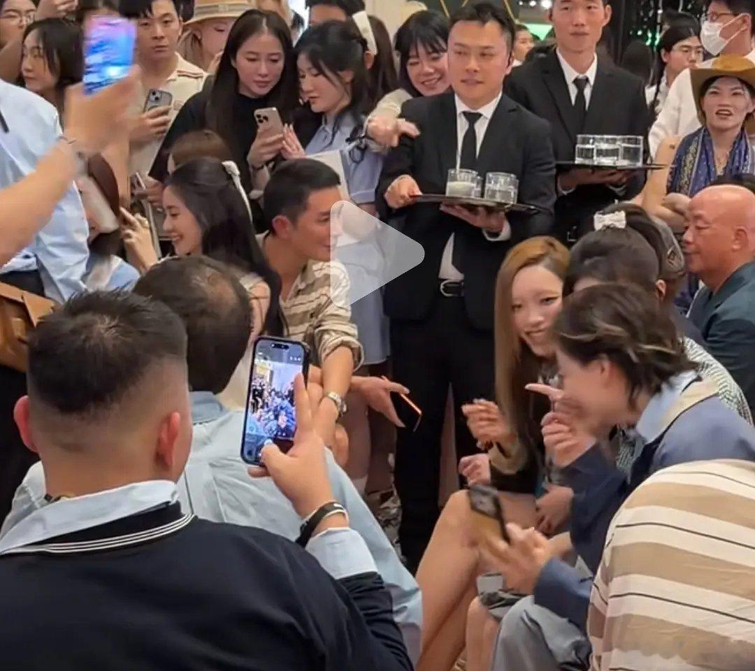 网友说，刘浩存好像被gl了赵今麦好像装e人，拉一群土人gl刘浩存 