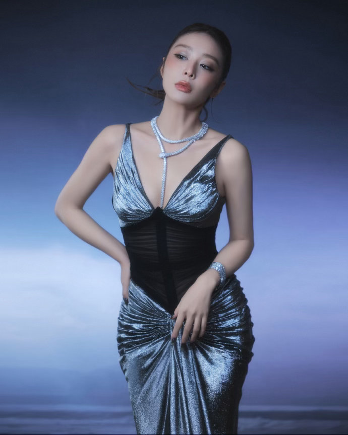 高叶红毯出片率高叶红毯出片率100% 她今天的妆发跟裙子也很搭，不是那种用力过猛