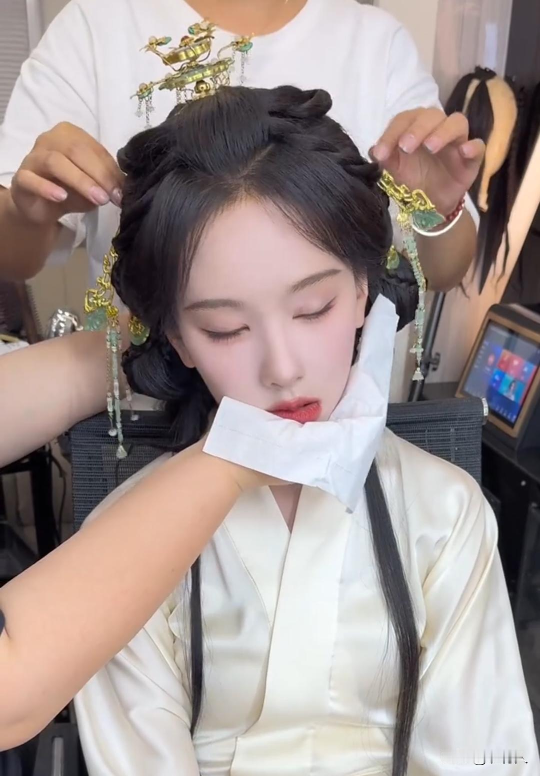 陈都灵拍戏太累了，化着妆就睡着了。这应该叫睡美人吧，网友调侃：粉底太厚，给自己熏