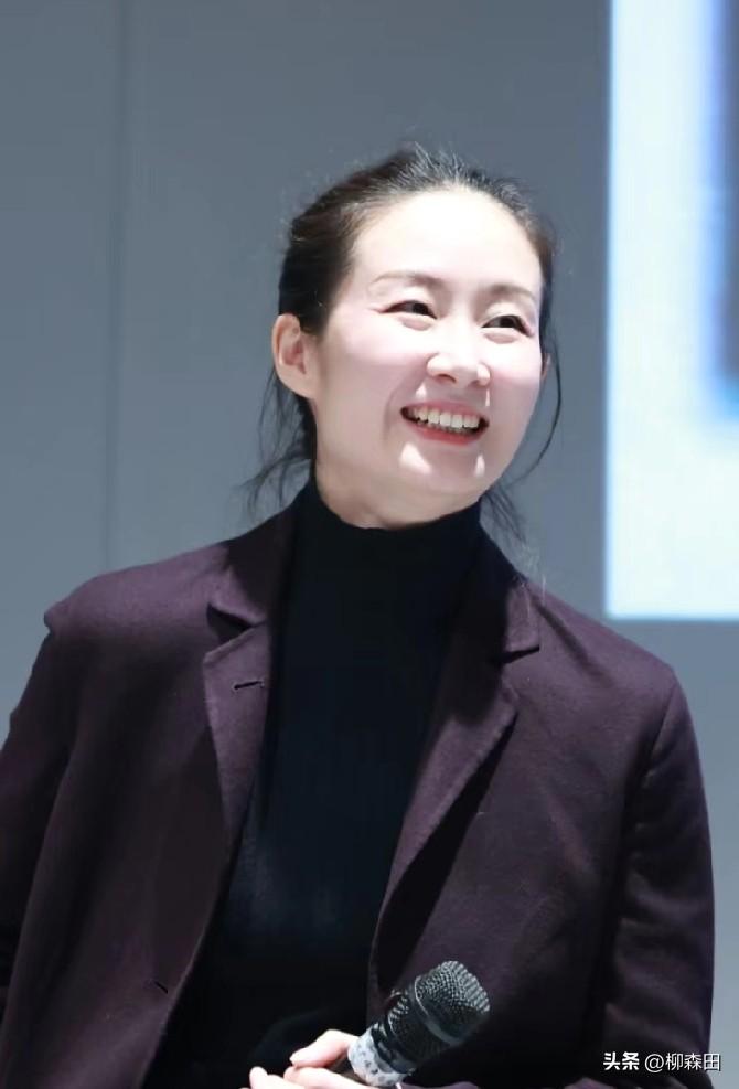 王小蒙扮演者王亚彬，素颜淡妆、毫无偶像包袱，却从未磨灭她身上那份由内到外散发的自
