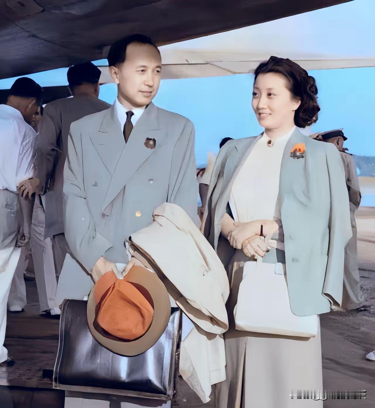 1947年9月26日，新婚不久的钱学森从上海搭乘飞机返回美国麻省理工学院。这张珍