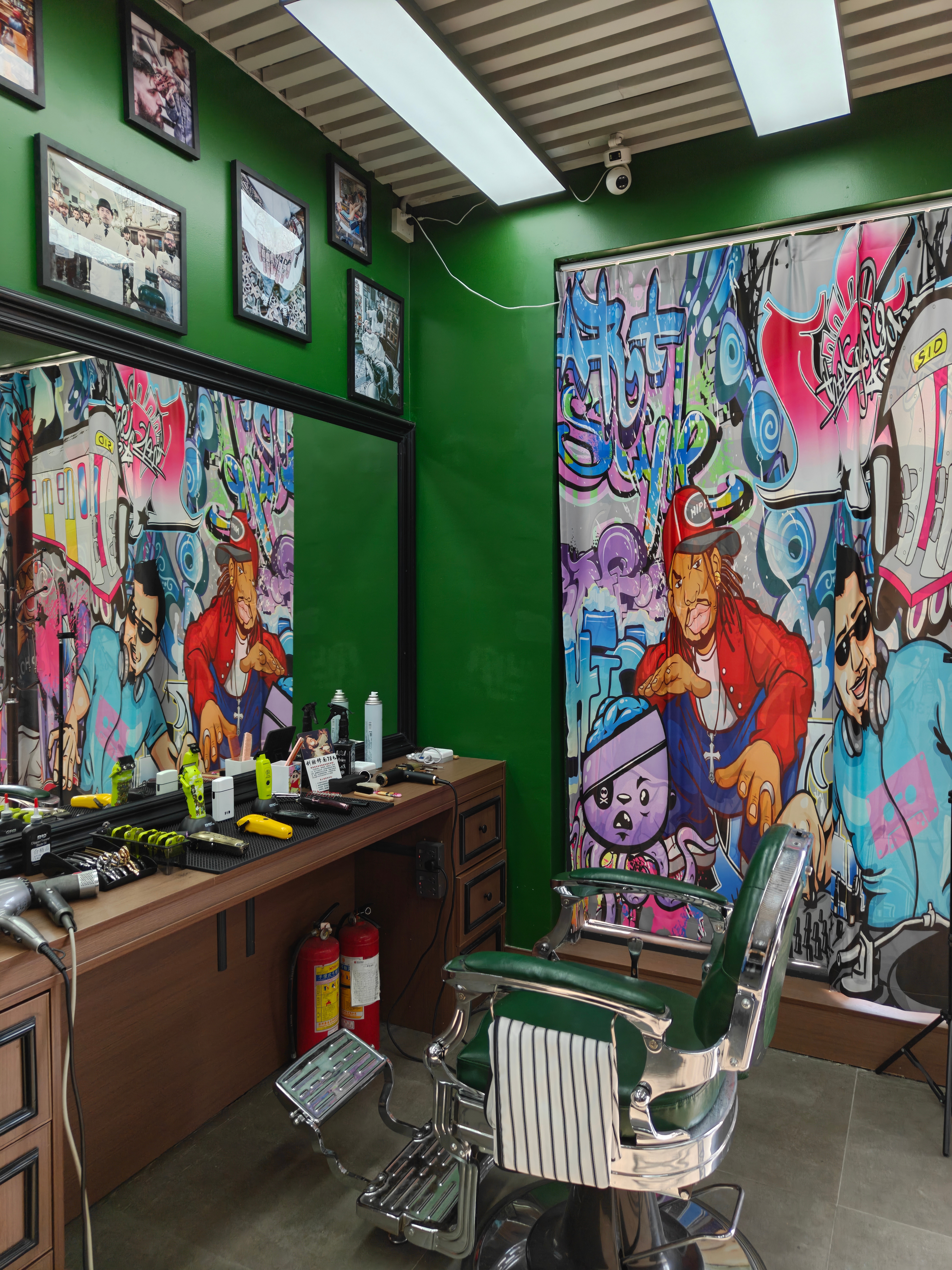 第一次来这种只给男士理发的店，进去跟理发师大哥说你帮我设计发型吧然后闭眼，猜猜价