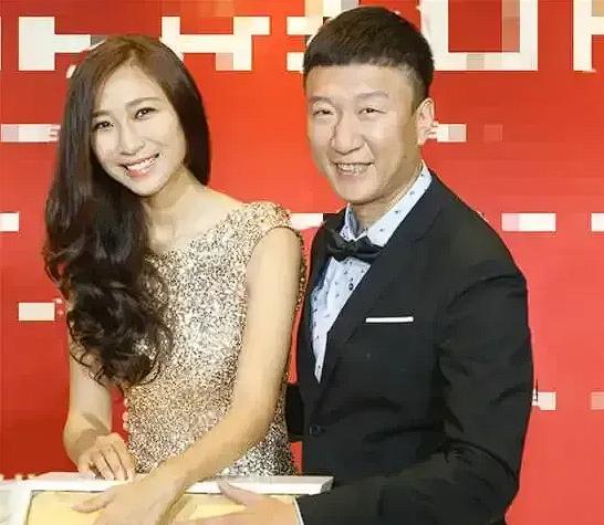 他推开家门，看到她在厨房里蓬头垢面地忙碌。
就那一秒，他决定了分手。
1999年