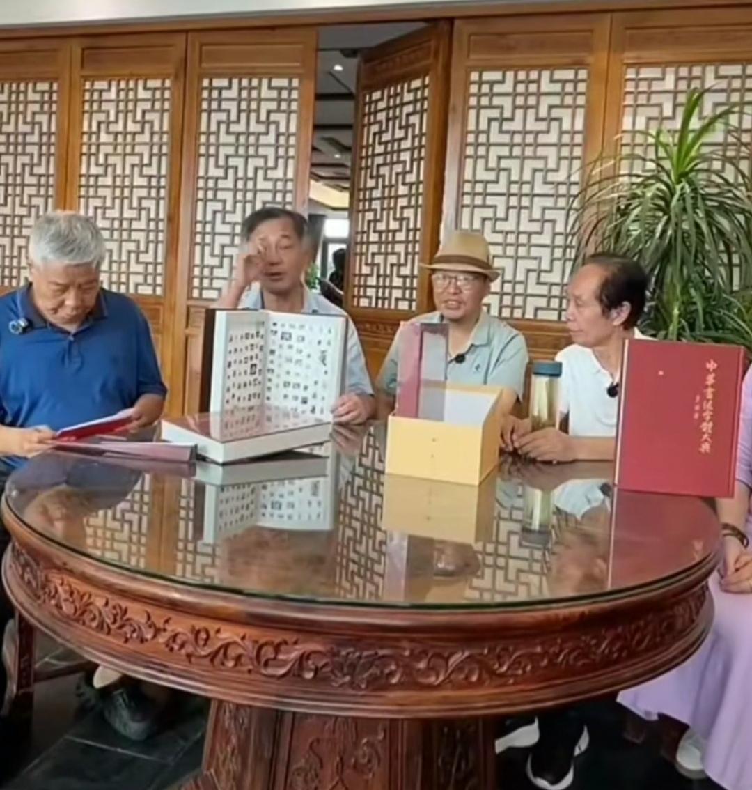 沈巍今天参加榜书万里行活动的两大主要观点分享：
第一，做善事可以高调，可以秀。以