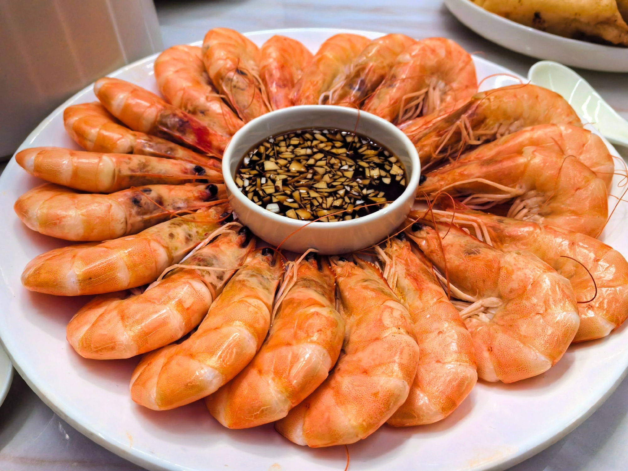 特别是虾这类海鲜，自带耐热细菌，隔夜后疯狂繁殖，鲜味没了，肠胃还受罪。有的剩菜宁