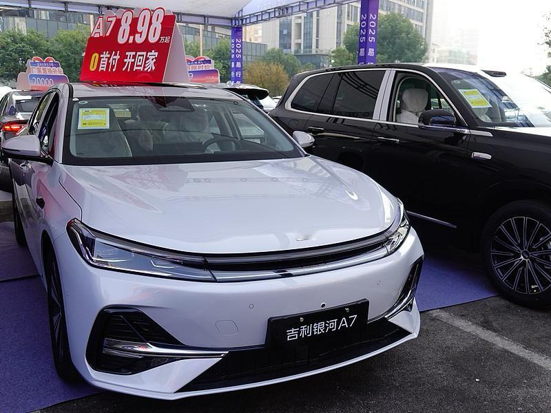 买车时我会考虑吉利银河A7。它性价比超高，售价8.98 - 12.58万元，限时