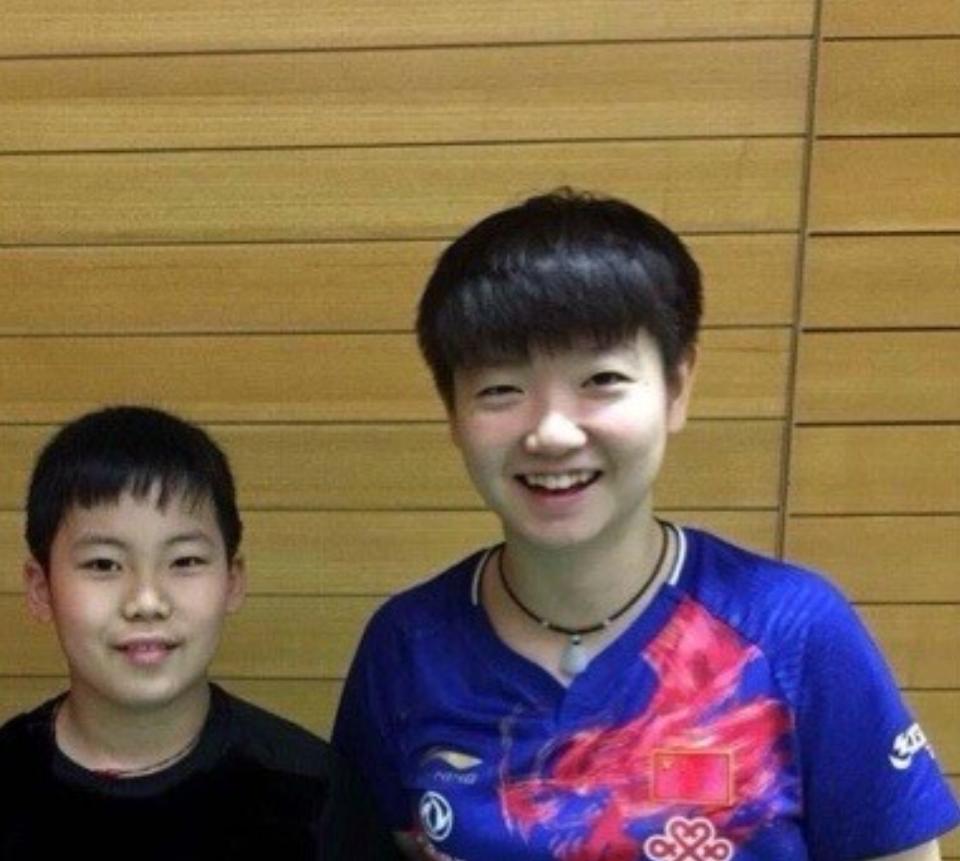 松岛辉空小时候和孙颖莎的合照！

年纪上，孙颖莎比松岛辉空大7岁。这张二人的合照