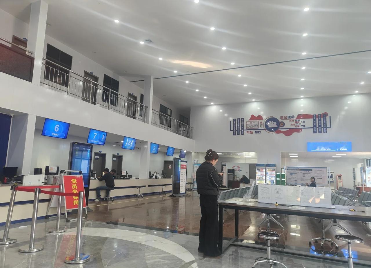 郑州车管所 东四环分所搬到邙山旁边了
之前准备去东四环分所办，后来通知搬迁，拖了