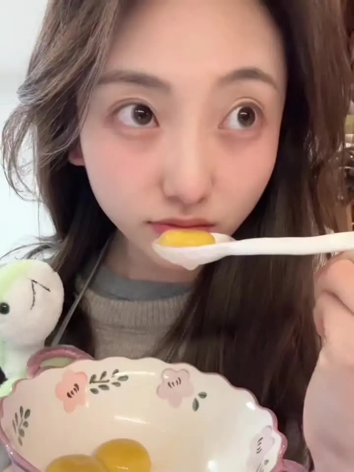 元宵节记得吃汤圆哦(๑˃̵ᴗ˂̵)