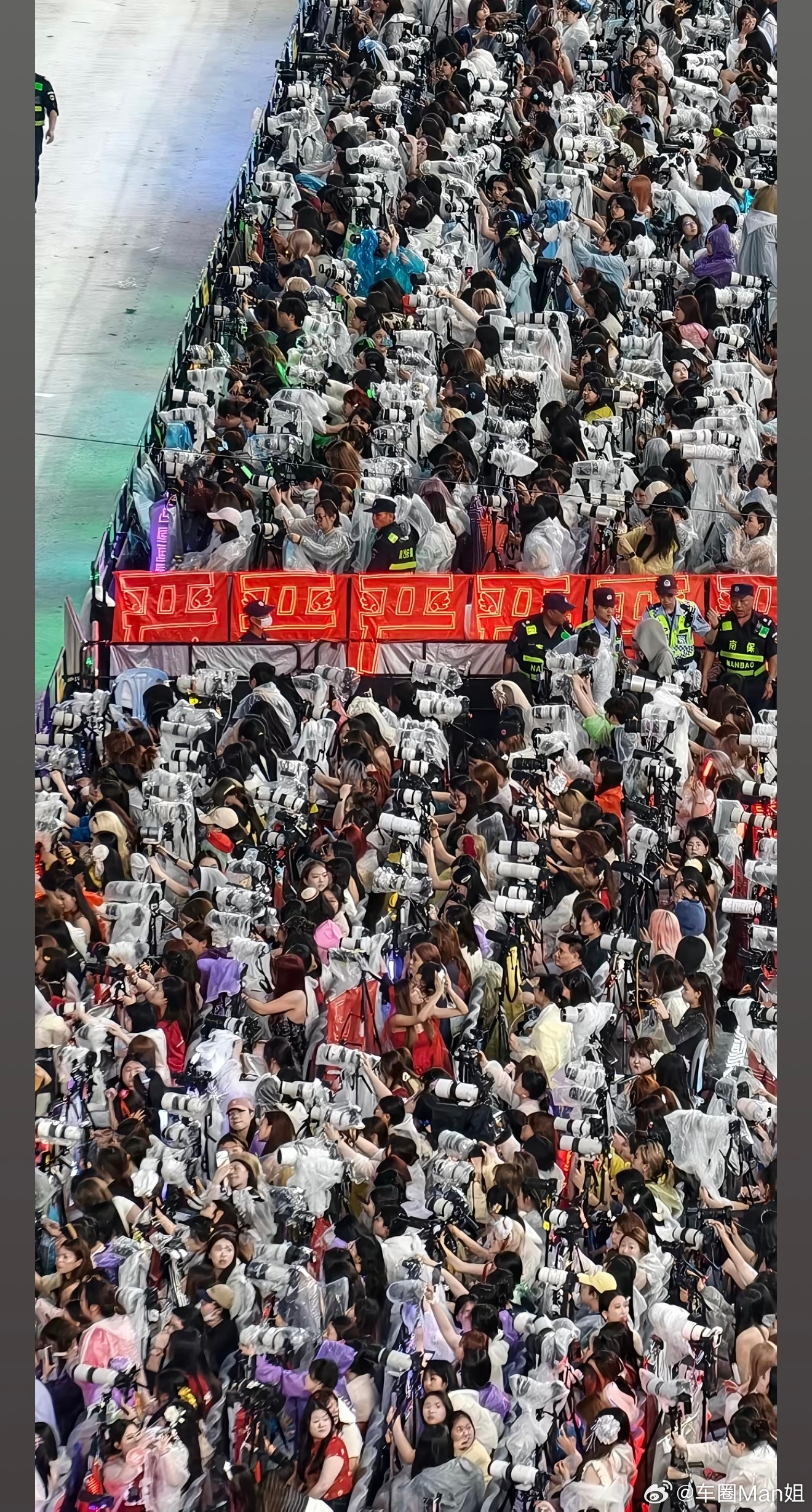 时代少年团演唱会超25%观众未成年在网上流传的图片上，看到现场家长等候区两千余人