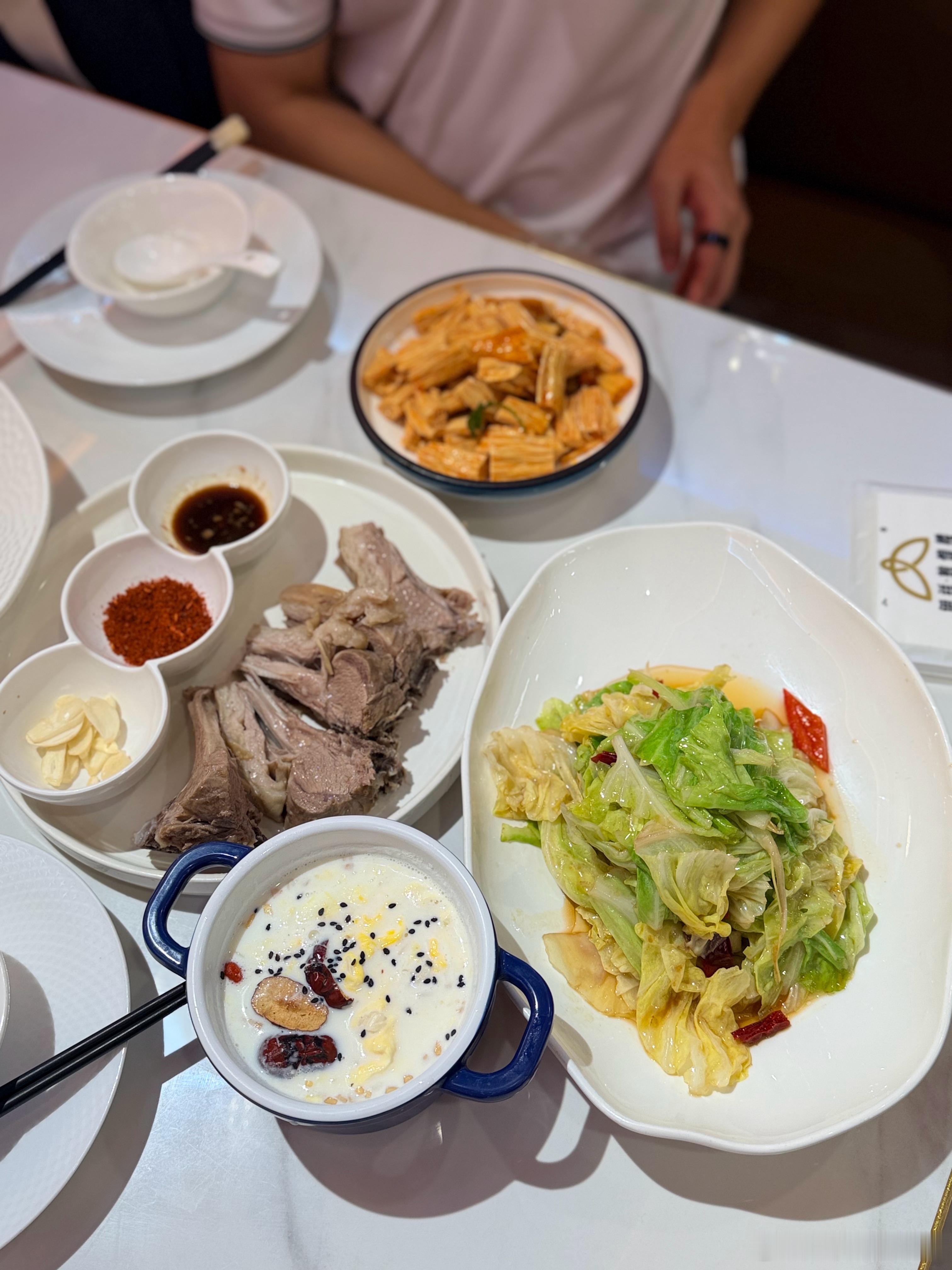 甘肃驻沪办餐厅敦煌楼套餐，很好吃。一份手抓羊肋条、一碗牛奶醪糟、一份手撕包菜、一