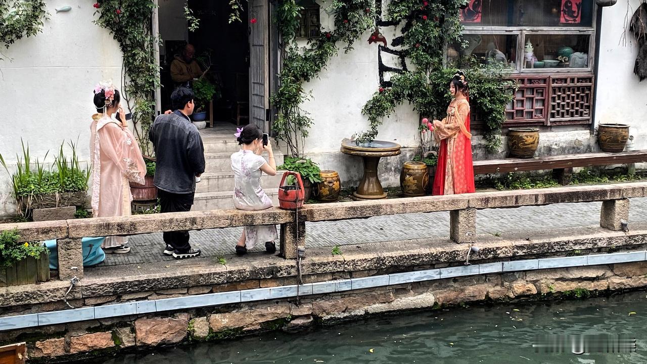 《千年平江路仕女如云集》
一条平江路，天天都有成千上万的宋装仕女在拍照，仿佛穿越