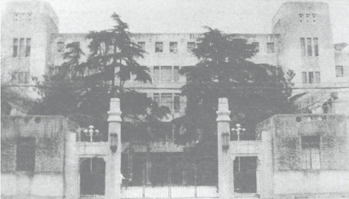 1956年毛主席视察南京无线电厂时，误将带有“毛”字的工件当作特制礼物接受，场面