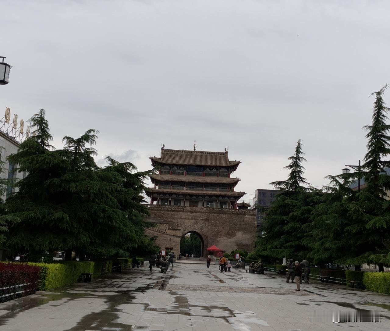 甘肃有个陇南，也有个陇西，这两地级别相当，但陇南似乎比陇西大很多，无论是城市的规