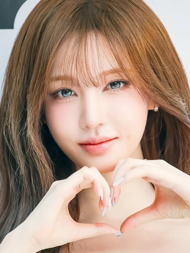 Liz今日线下站台，美得像布偶猫🩵
Liz 今日Tony moly线下快闪店活