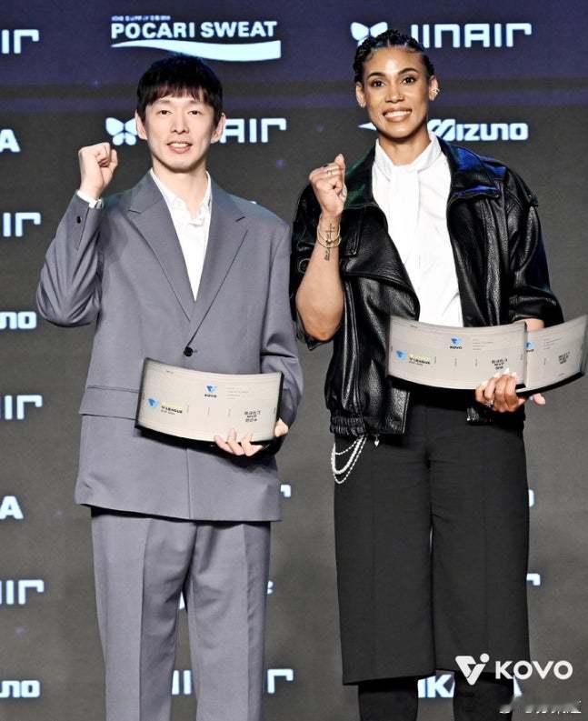 国际排坛动态韩国女排大韩航空二传手韩善洙（40岁）与GS加德士外援席尔瓦荣膺职业