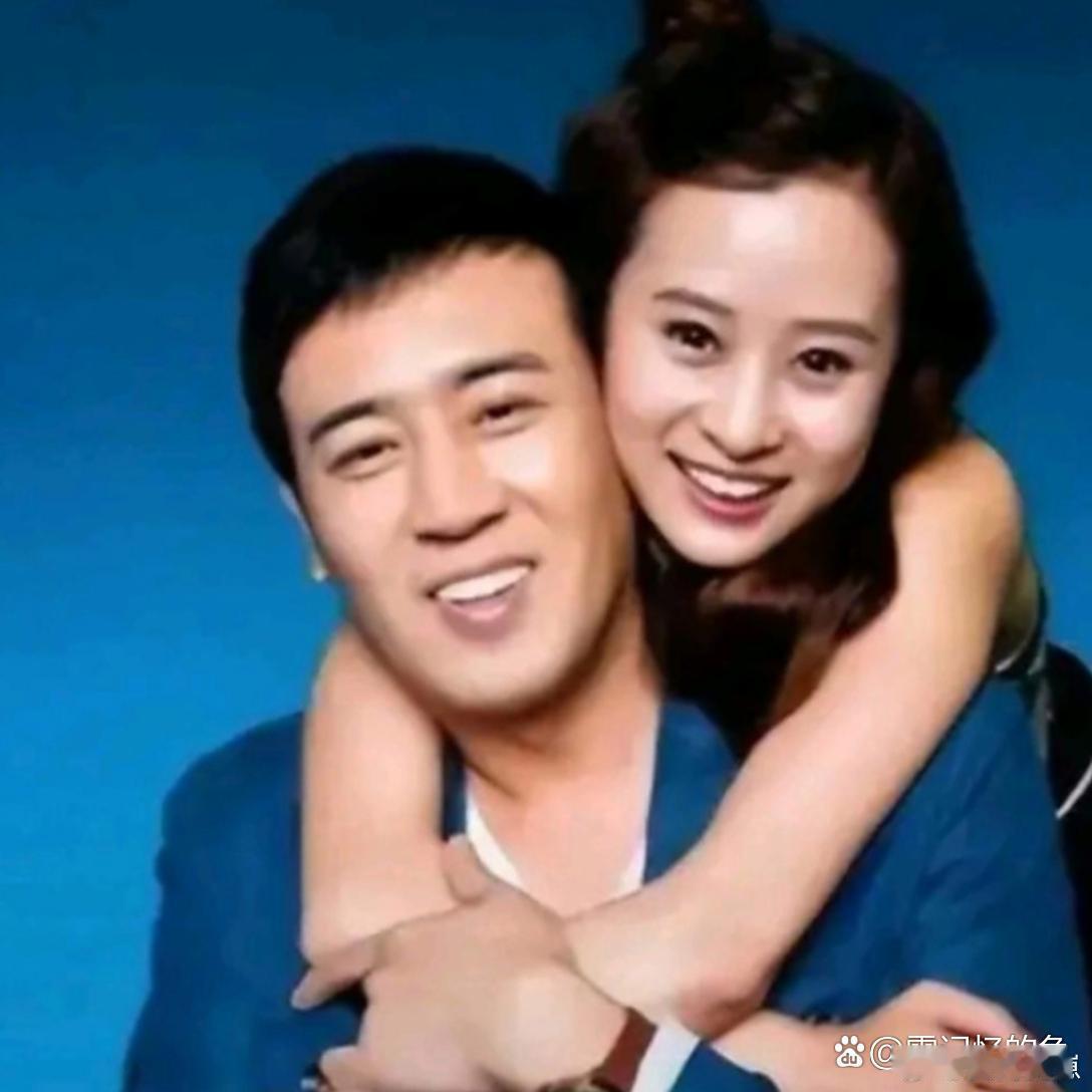 于和伟的妻子宋林静，曾是一名专业舞蹈演员，想必当年在舞台上也是身姿轻盈、气质出众