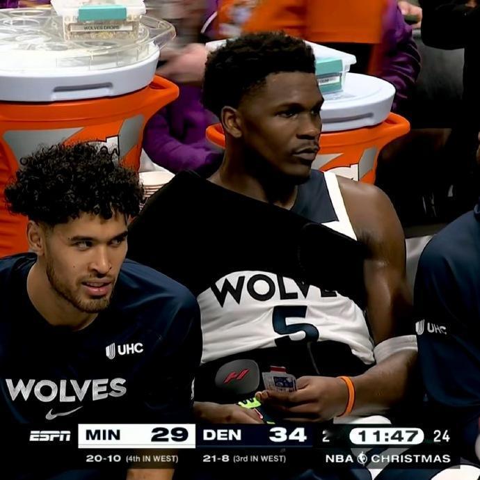 离谱！爱德华兹又受伤了！

圣诞大战，浓眉伤退、里夫斯伤退、爱德华兹肩膀受伤，虽