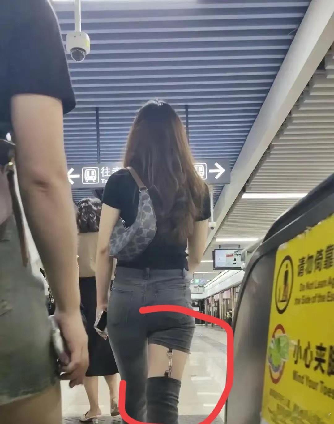 今天去上班的路上，第一次见这样穿搭风格的。 