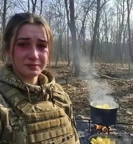 [微风]一名乌克兰女兵在接受电视台采访时，被问到前线当下更缺人还是更缺无人机，她