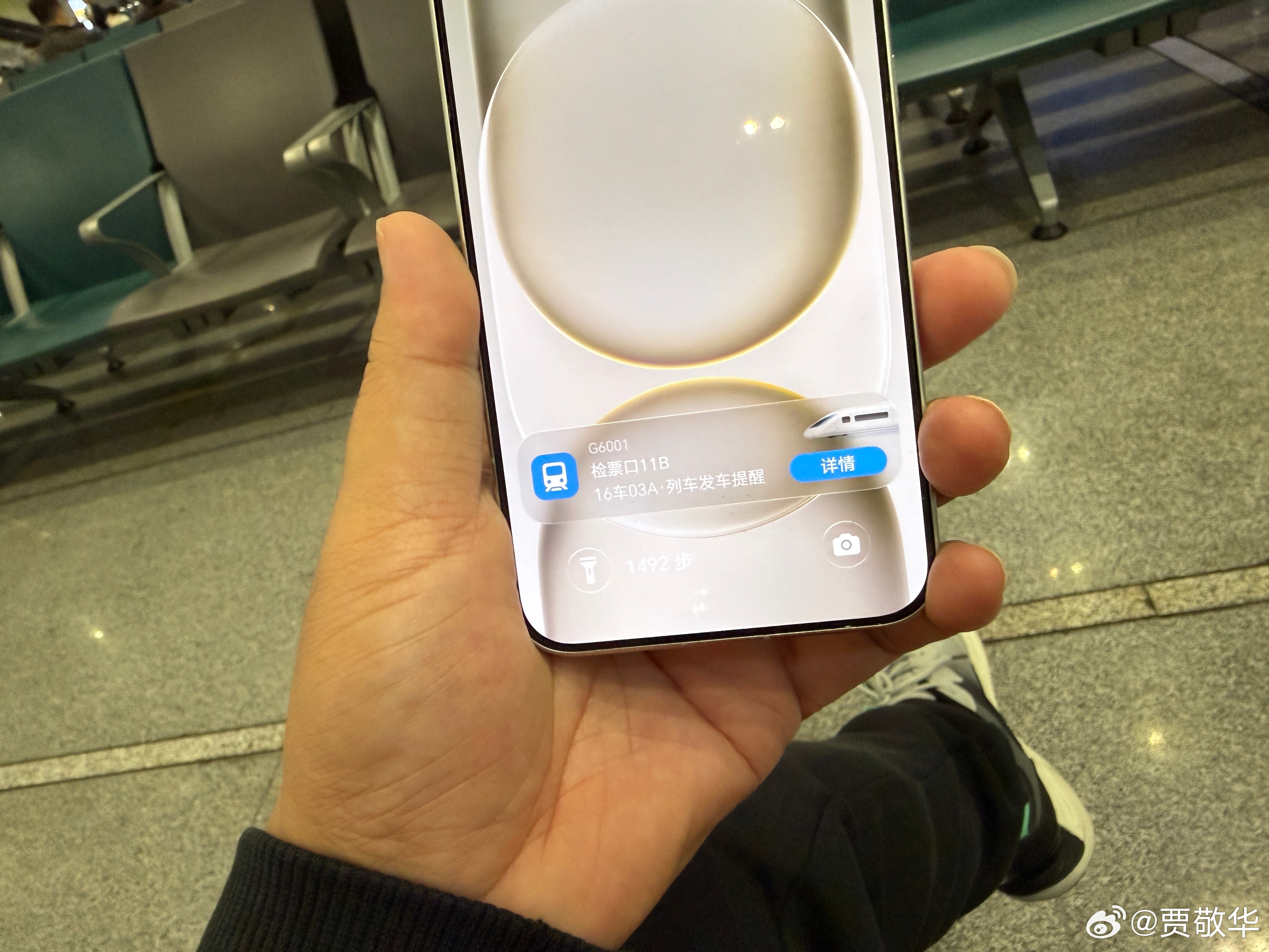 苹果手机的灵动岛很实用，可是有时候提醒不那么友好，还需要下载相应的App。荣耀、