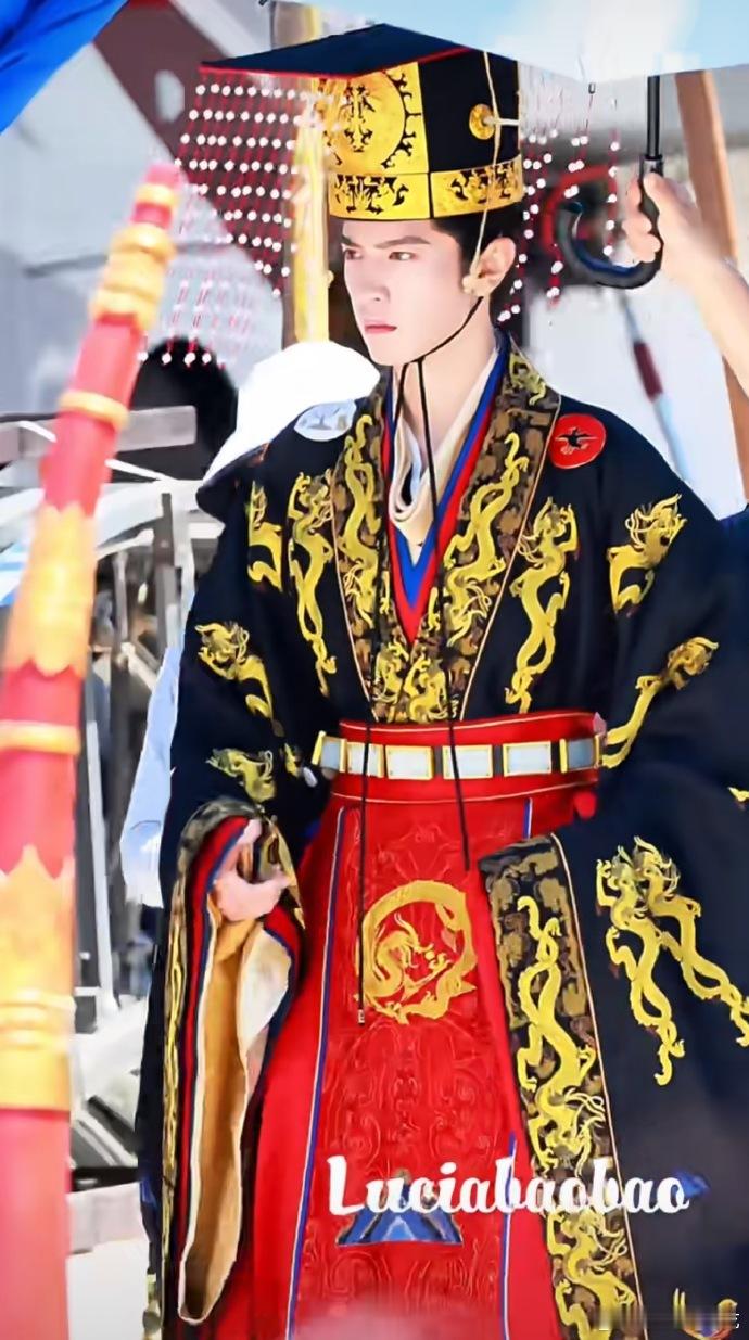 陈哲远的帝王妆造来了～大部分生应该都会想演一次帝王吧[污] ​​​