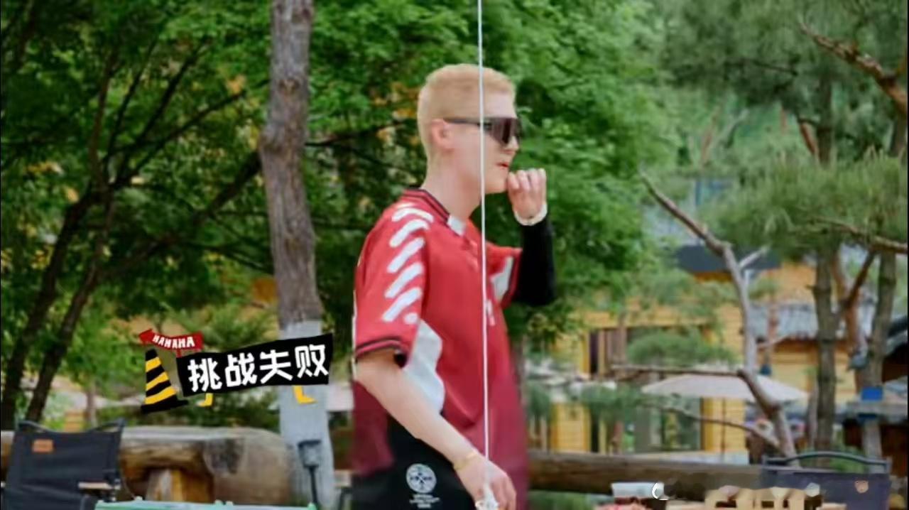 鹿晗身高不够鹿晗问身高不够咋办 鹿晗极力怀疑邓超是“人参精”，结果游戏结束才知道