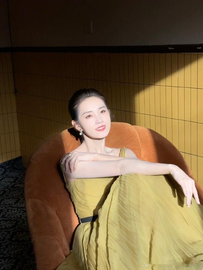 郭宇欣国剧盛典两套造型郭宇欣国剧盛典两套造型look 郭宇欣的国剧盛典两套造型！