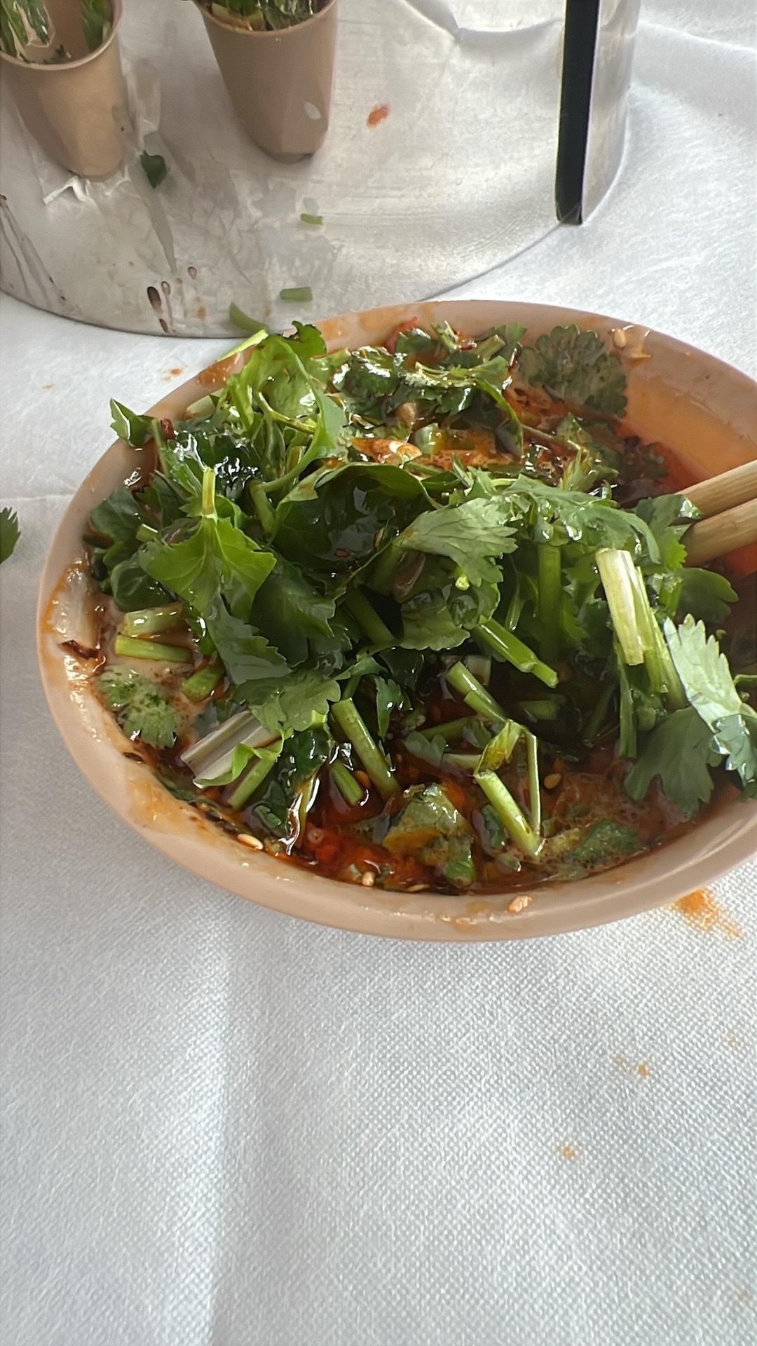 爱吃香菜的我
我特别爱吃香菜，以前觉得有股味道，不吃，后来不知道啥时起，对这个特