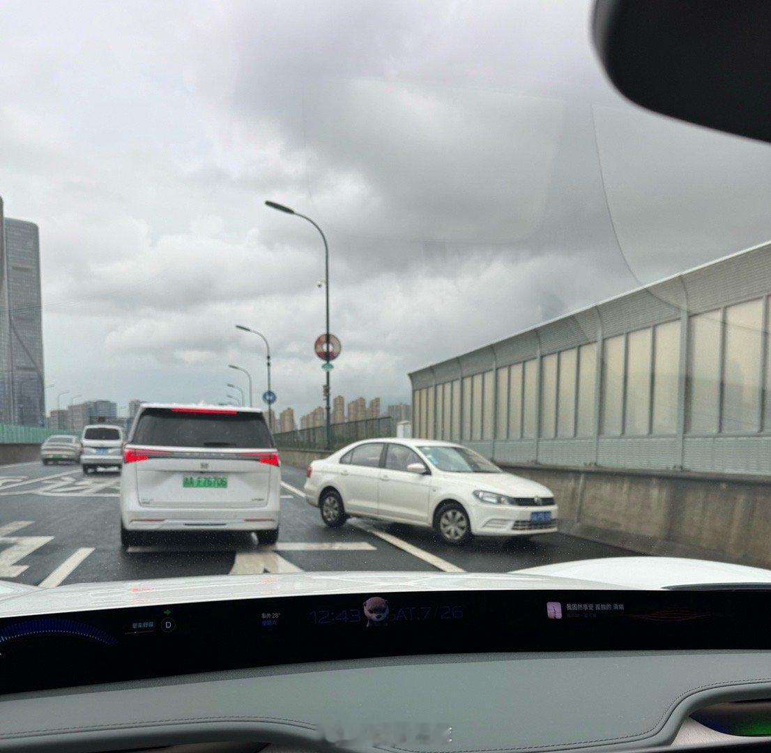 杭州开车这么猛？高架上逆行？？车还在动，看着也不像打滑啊42how  ​​​