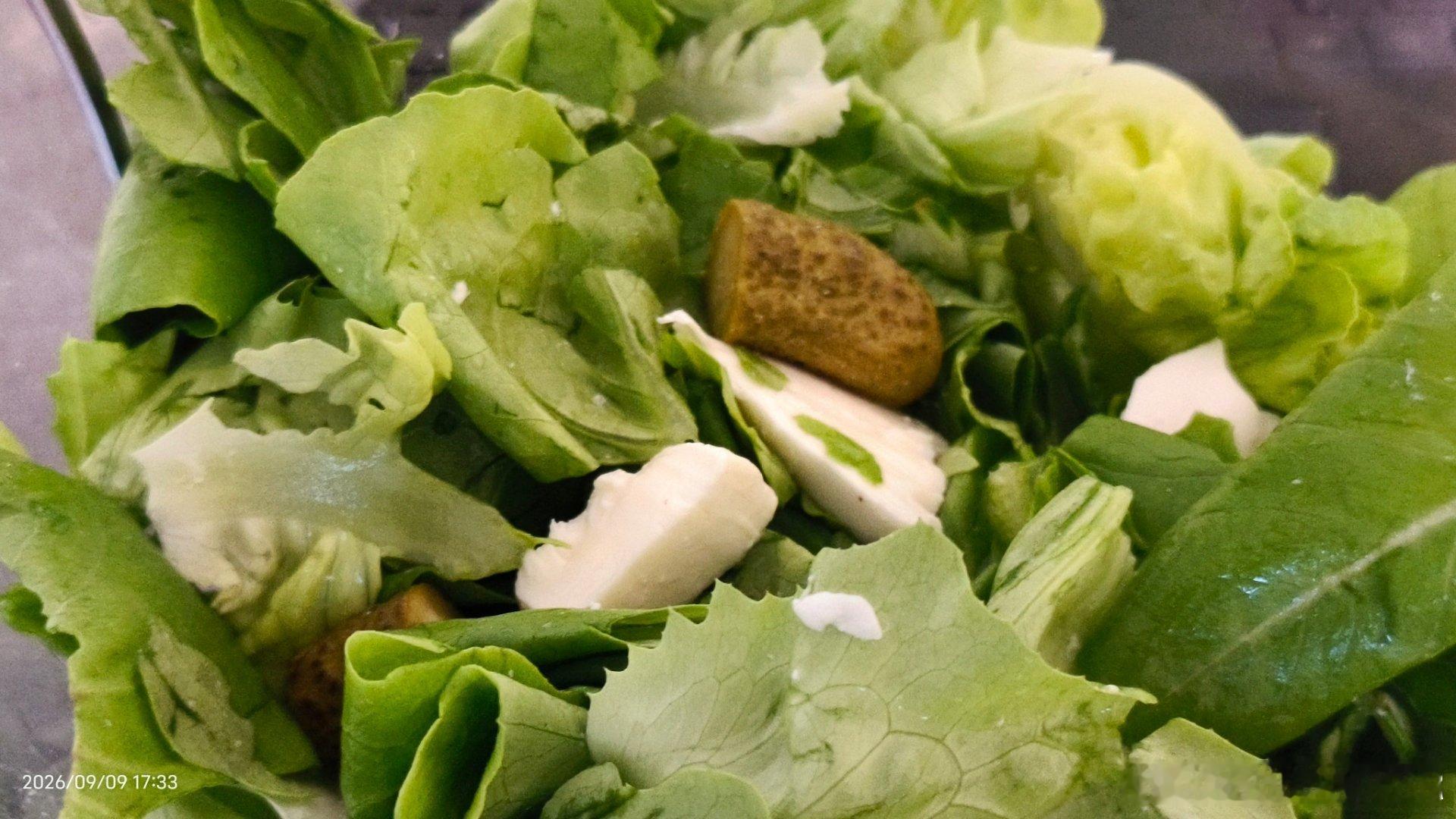 住民宿的好處，廚房設備齊全。晚上有工作要做，邊上超市買了菜回來做個馬蘇裡拉沙拉。