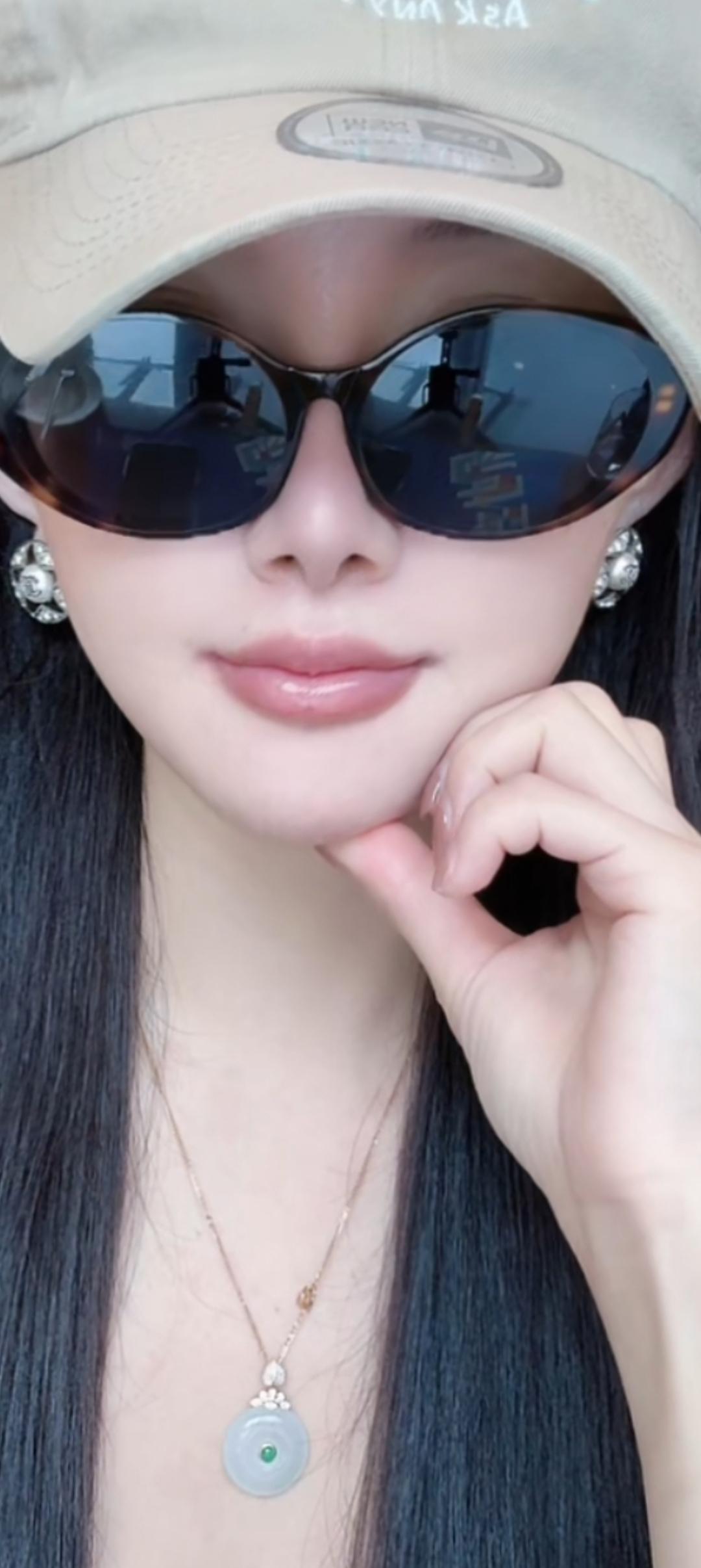 这姑娘戴着墨镜和棒球帽，好酷！