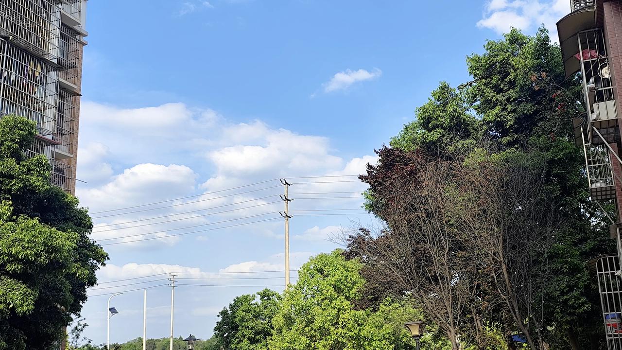 分享一张自然风景的照片，蓝天白云真漂亮！随手拍下的风景照