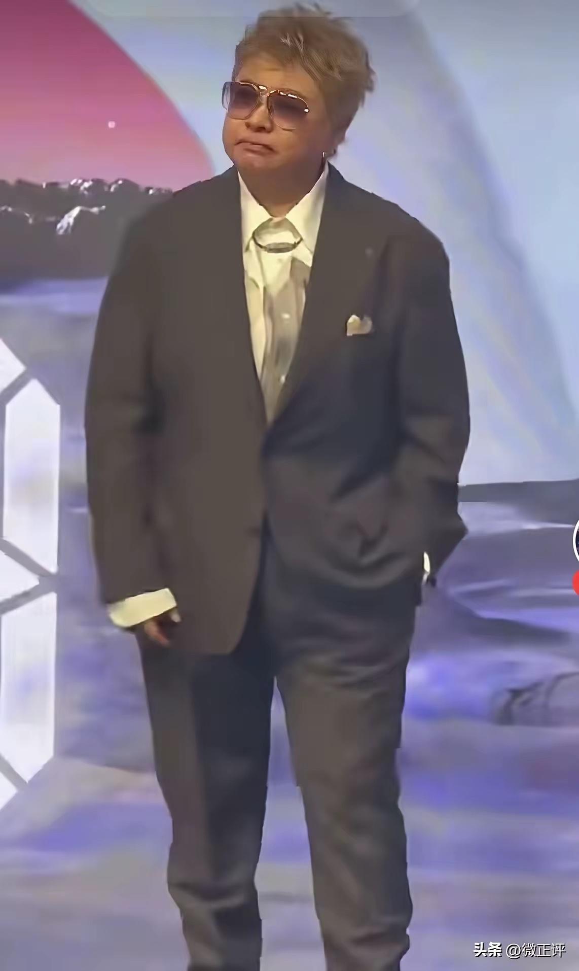 看到一张韩红的照片
她竟然染黄毛了
很佩服她的前半生的经历
文工团特招入伍
多少