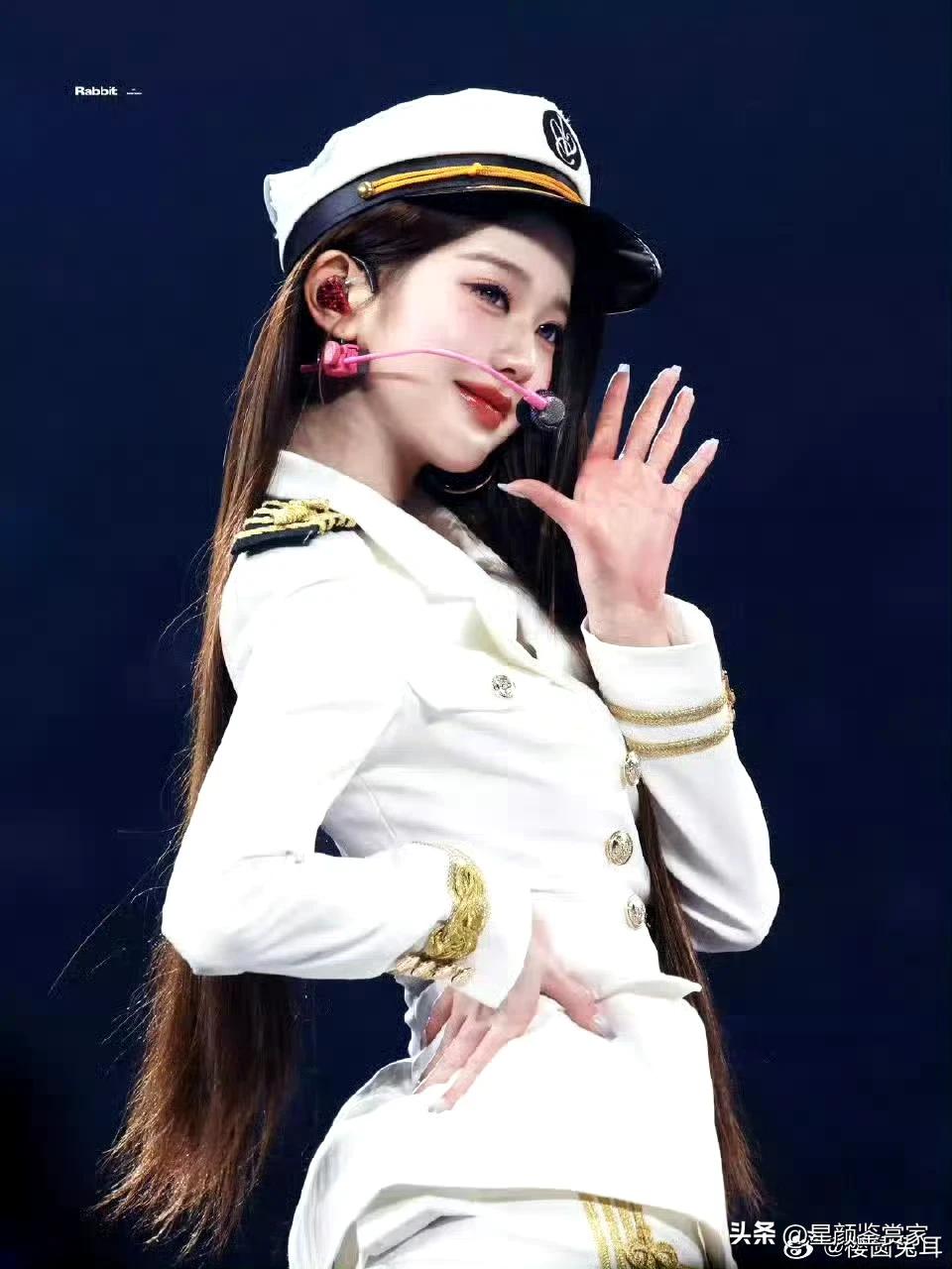 舞台上的张元英，手持粉色话筒，水手服造型显得乖巧又漂亮。