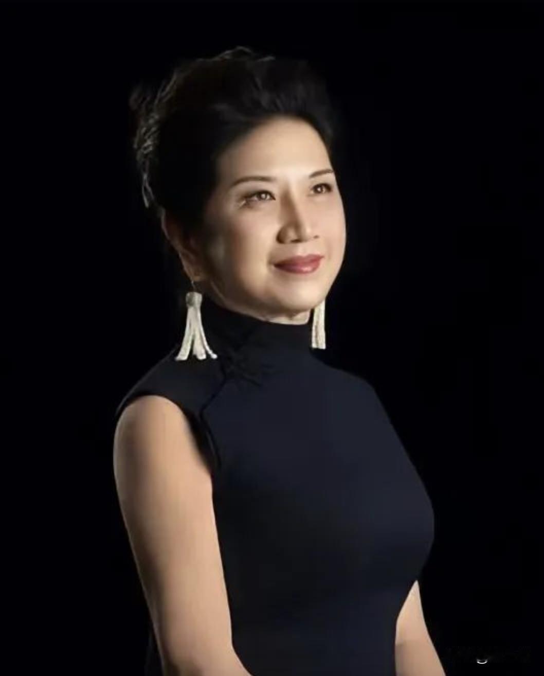 “她是我最中意的儿媳妇”，李嘉诚高度评价一豪门千金，她却不当豪门阔太，远赴新疆种