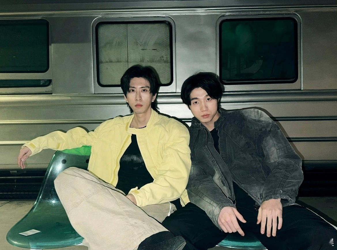 我们酸甜🐟就这样又争又抢这俩萌成啥样了 摇汞就是最🐮的