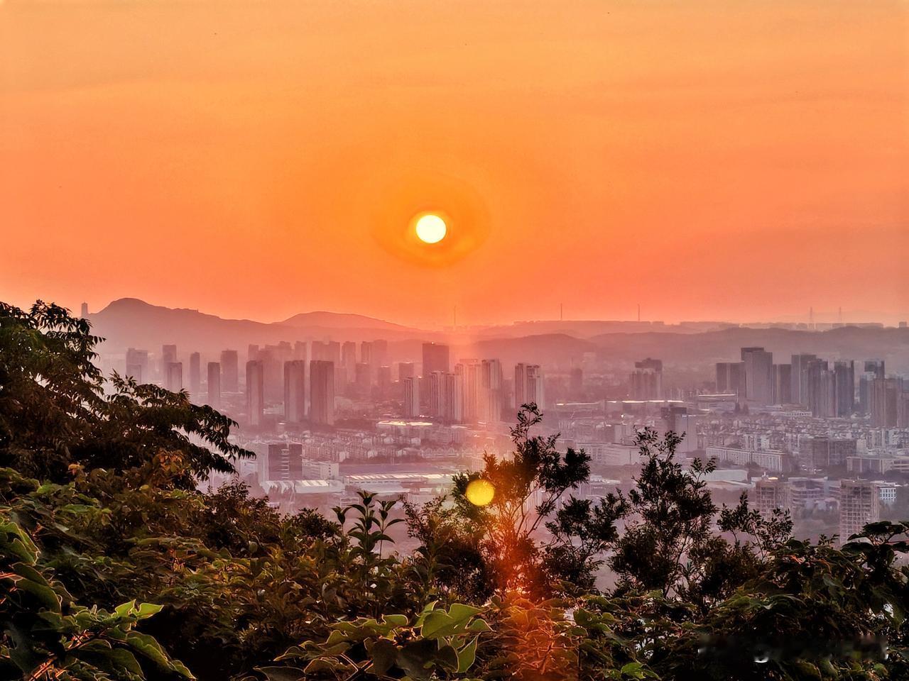 傍晚登上方山，恰好邂逅一场温柔的落日，夕阳肆意地铺在天际，把漫天云霞晕染成融融的