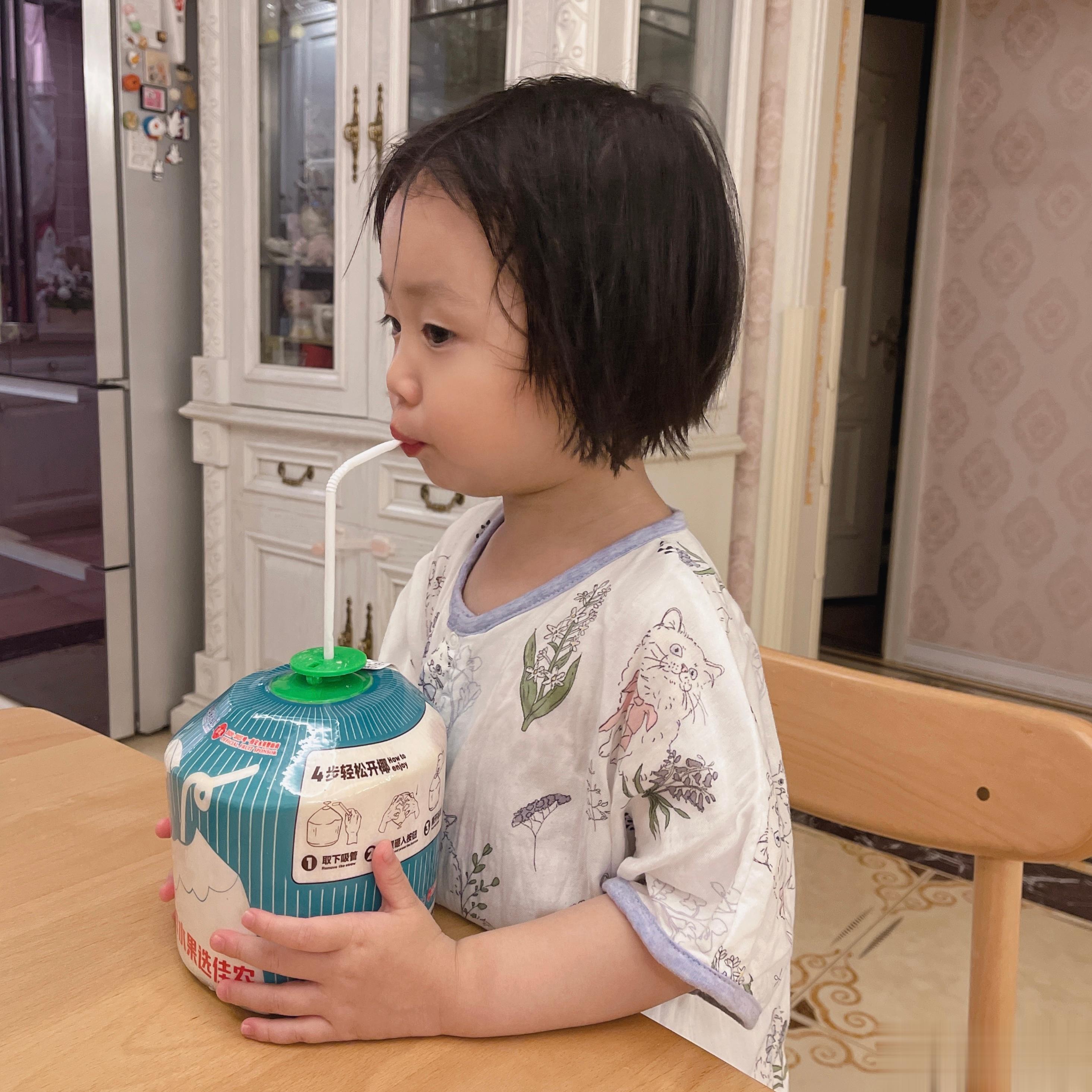 小娃娃的椰汁时间[微风][微风][微风]洗完澡，换上清凉睡袋，开始喝椰汁！[求关