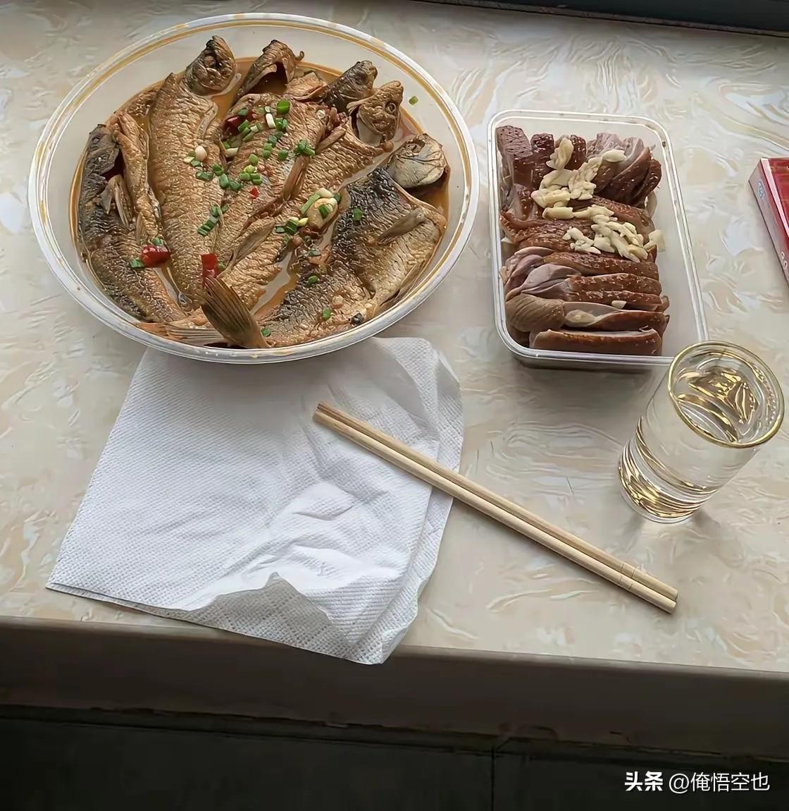对于我这种滴酒不沾的人，我真的完全无法理解那些喜欢喝酒的人，酒又辣又呛口，只要喝