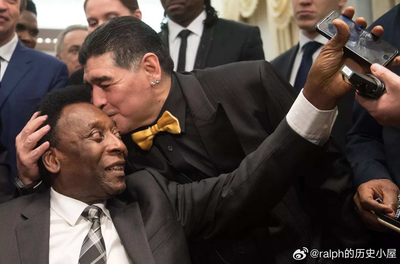 2017年12月1日贝利和阿根廷球星马拉多纳在俄罗斯总统普京与世界足球明星会面活