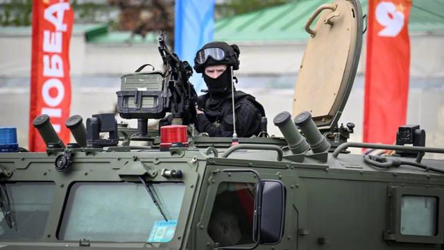 普京被迫全城断网
乌克兰无人机已把红场当靶场？
去年红场阅兵前，俄国民近卫军装甲