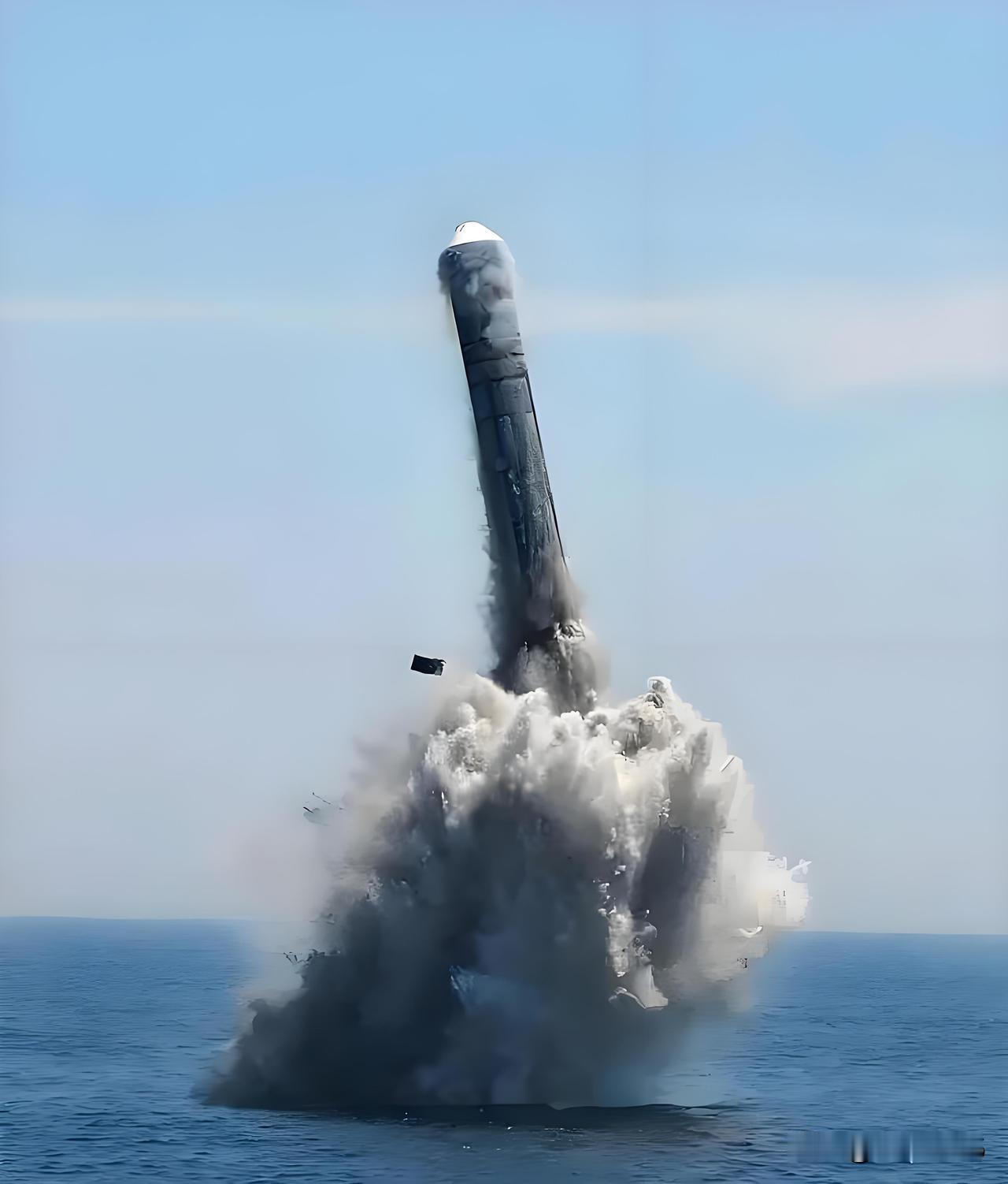 深海腾龙，烈焰撕开寂静，巨浪之下是镇国重器无声的怒吼。

不怒自威，只因身后是9