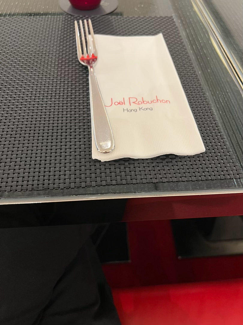 昨儿走过去看了一下它家的餐牌，五百块有找午餐能吃“改良”正餐，六百块有找还能多吃