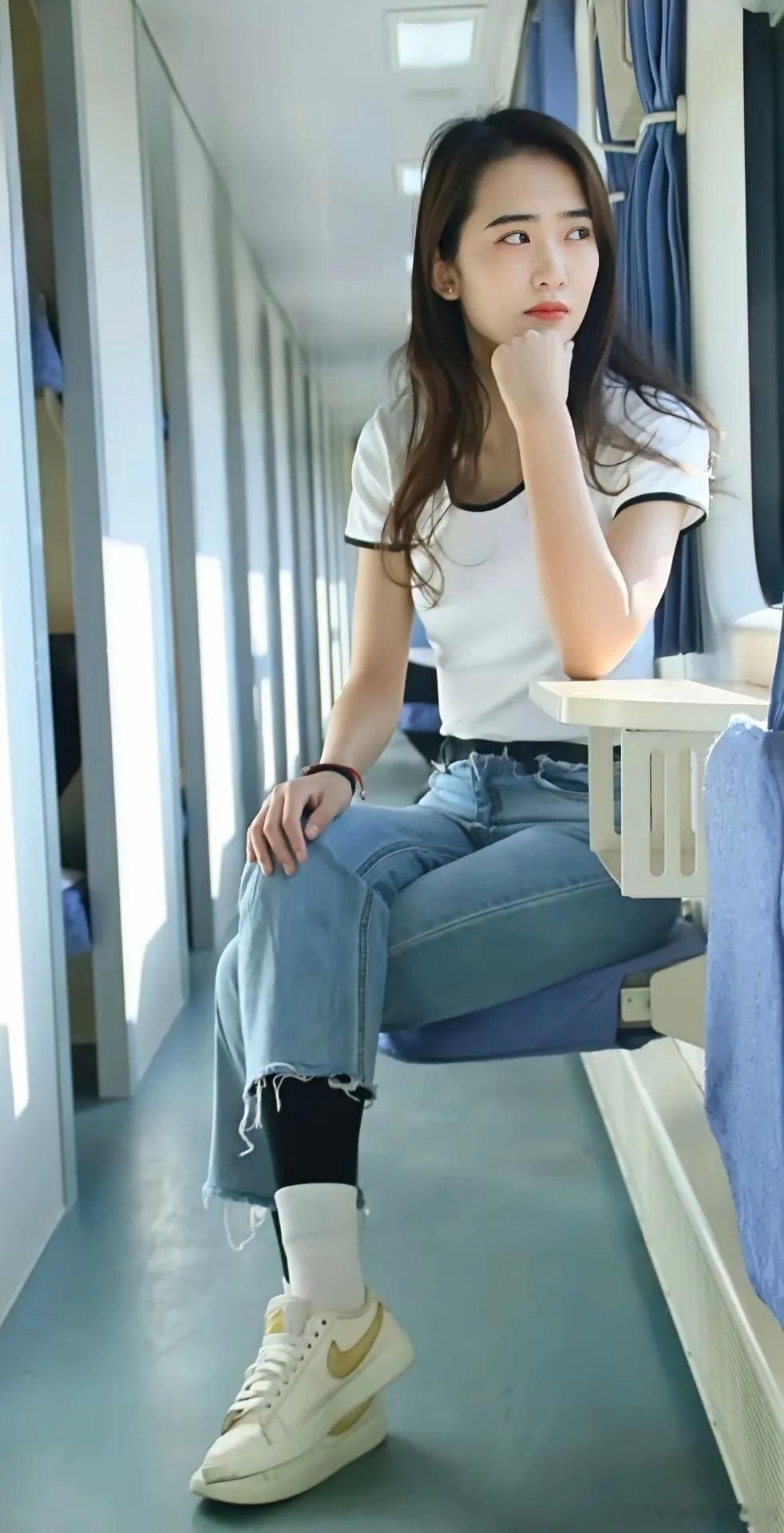 美女热门美女 你的硬卧火车票友上线啦 