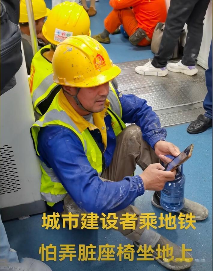 同样来自农村的打工人，也分为素质高低，农村的大爷大叔的素质比年轻人高，难道社会在